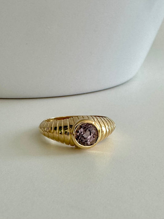 Anillo Mina Espinela de oro de 18k