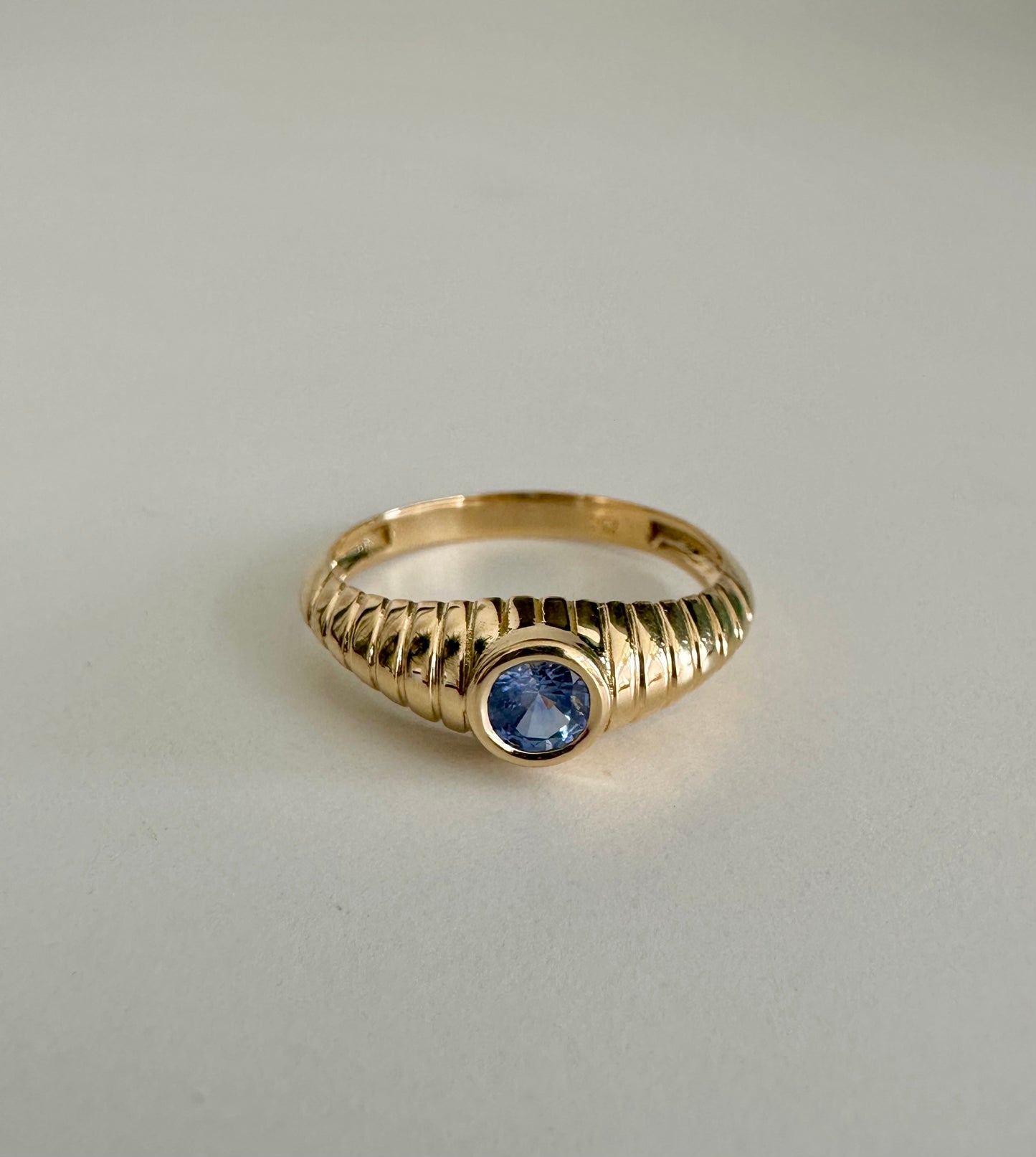 Mina Sapphire 18k gold ring - 4.3mm centre stone