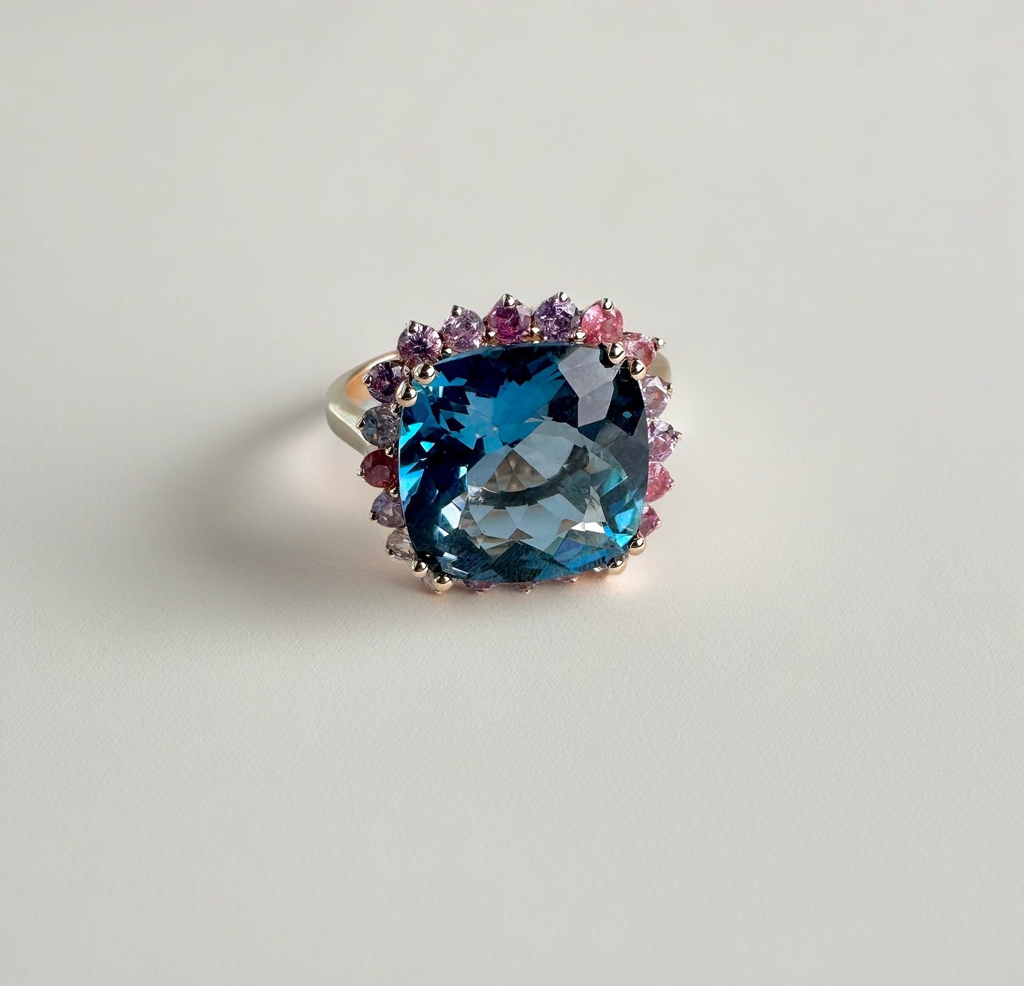 Magic London Blue Topaz ring 18K rose gold