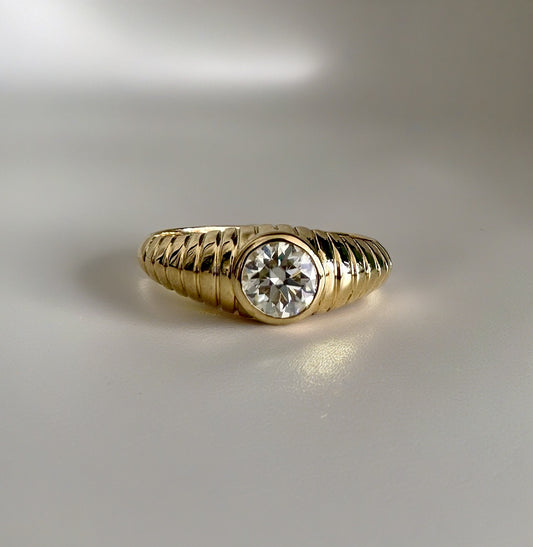 Anillo Mina Moissanite de oro de 18k