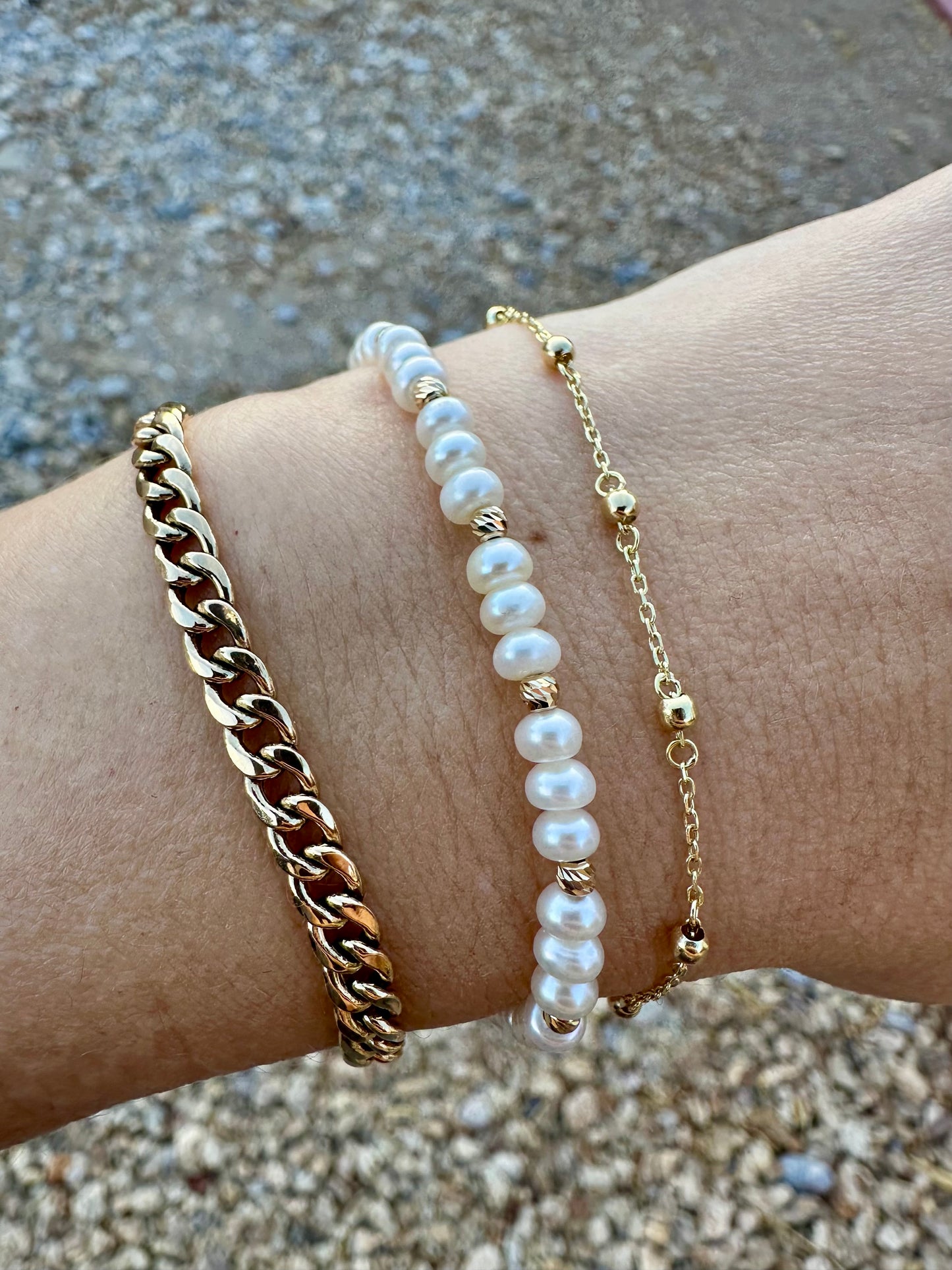 Pulsera de perlas de agua dulce Serenity con cuentas y fornituras de oro macizo de 18 k | Joyería Ella Creaciones