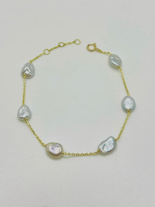 Baroque pearl bracelet in 18 karat gold chain | ella creations Jewelry